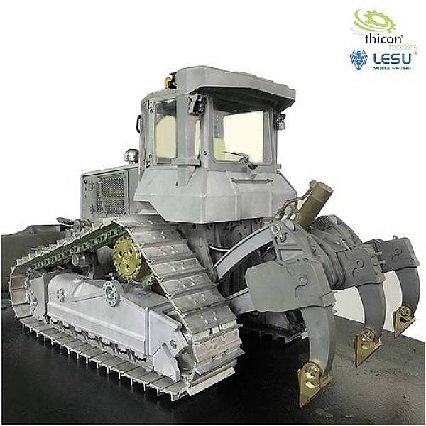 Szary miniaturowy koparka gąsienicowa z ramionami chwytającymi na gładkiej powierzchni. W prawym górnym rogu logo 'thicon models' i 'LESU'.