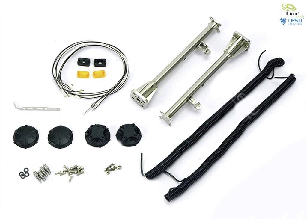 Zestaw elementów z rur metalowych, kabli, śrub i części dodatkowych, ułożonych na białym tle. Odpowiedni do modelarstwa.