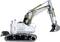 Srebrny koparka łańcuchowa z uniesioną łyżką, gotowa do prac budowlanych, na białym tle.