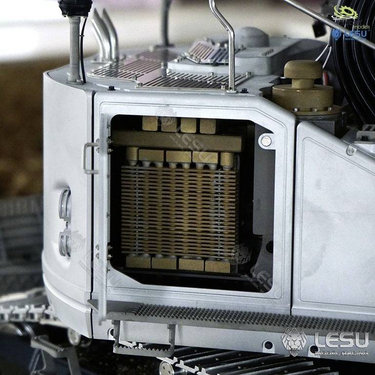 Model pojazdu łazika lub pojazdu badawczego, z dokładnie odwzorowanymi elementami mechanicznymi i napisem 'LESU' na boku.