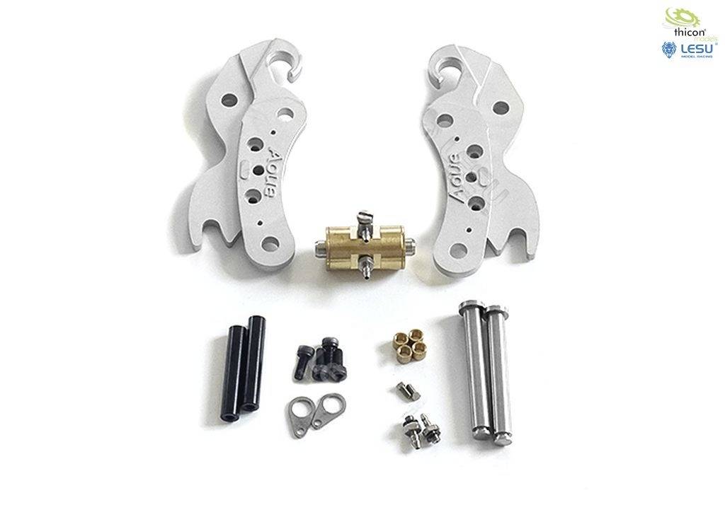 Mechaniczne części do modeli pojazdów, w tym metalowe haki, śruby i złączki, ułożone na białym tle.