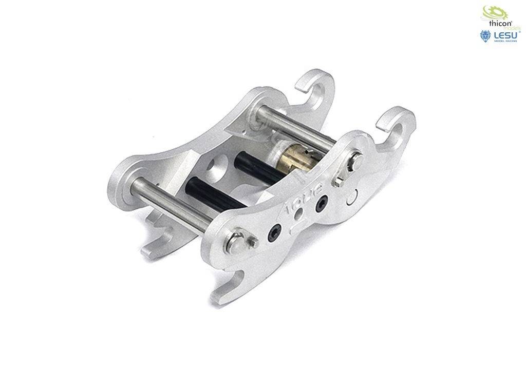 Metalowe ogniwo łańcucha z srebrnymi hakami i czarnymi sworznikami, sfotografowane na białym tle.