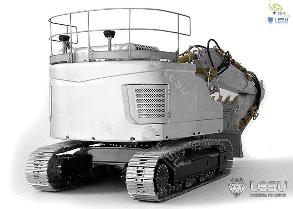 Modelowy koparka z metalową obudową na gąsienicach. Na górze zamontowane są barierki ochronne. Widoczne jest logo 'LESU'.