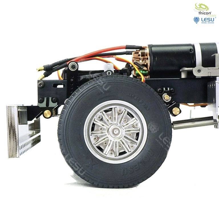 Zbliżenie modelu podwozia rowerowego z silnikiem elektrycznym i szczegółowo wykonanym kołem w warunkach warsztatu.