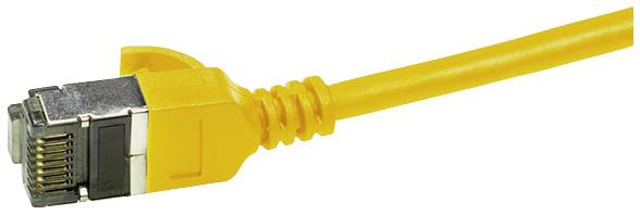 Żółty kabel Ethernet z wtykiem RJ45, używany do połączeń sieciowych w sieciach komputerowych.