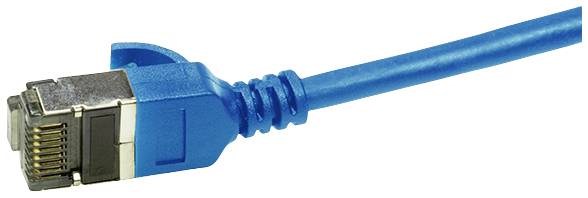 Niebieski kabel Ethernet z wtykiem RJ45, używany do połączeń sieciowych lub internetowych.