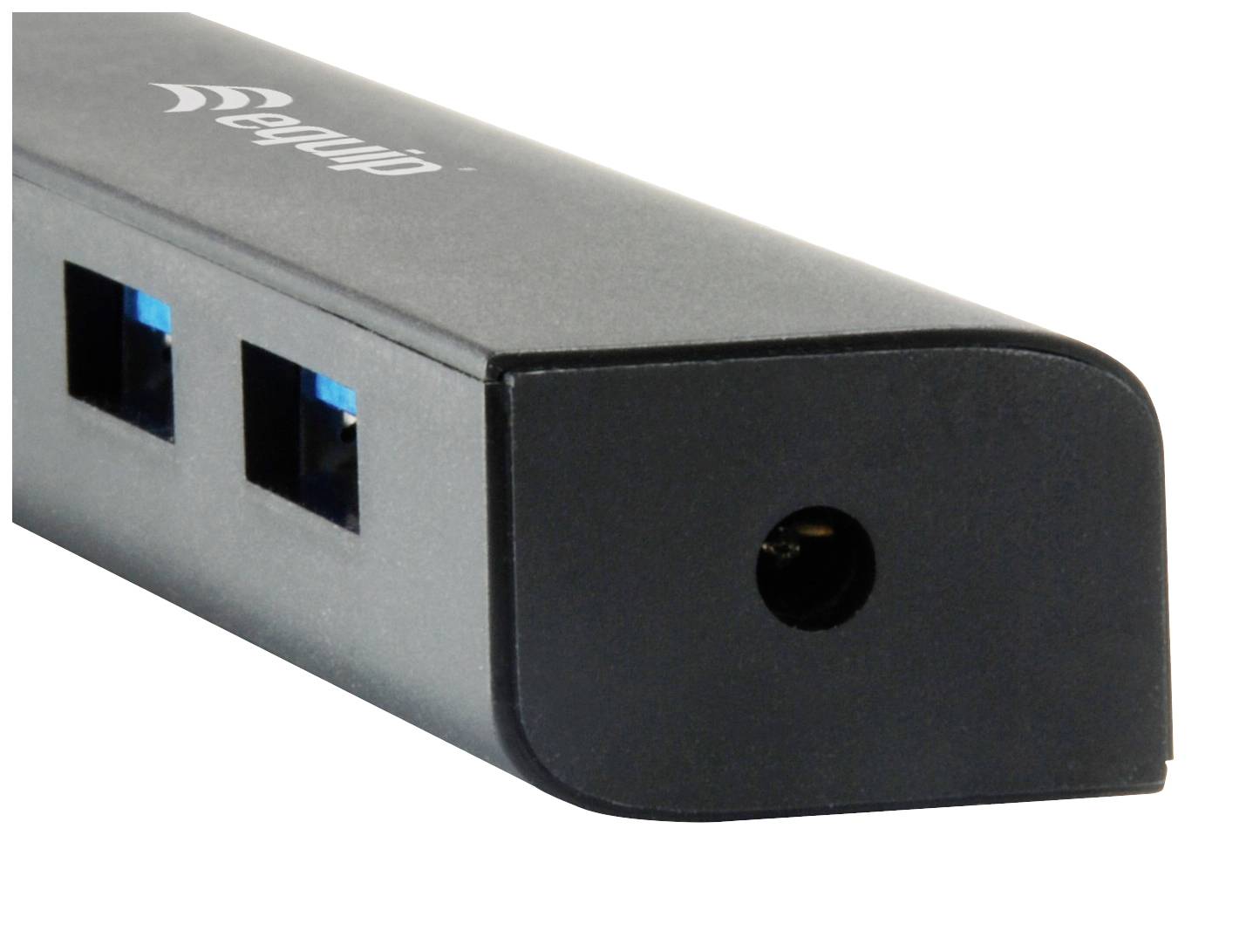 Zbliżenie czarnego adaptera USB z dwoma portami USB i gniazdem przewodu zasilającego.