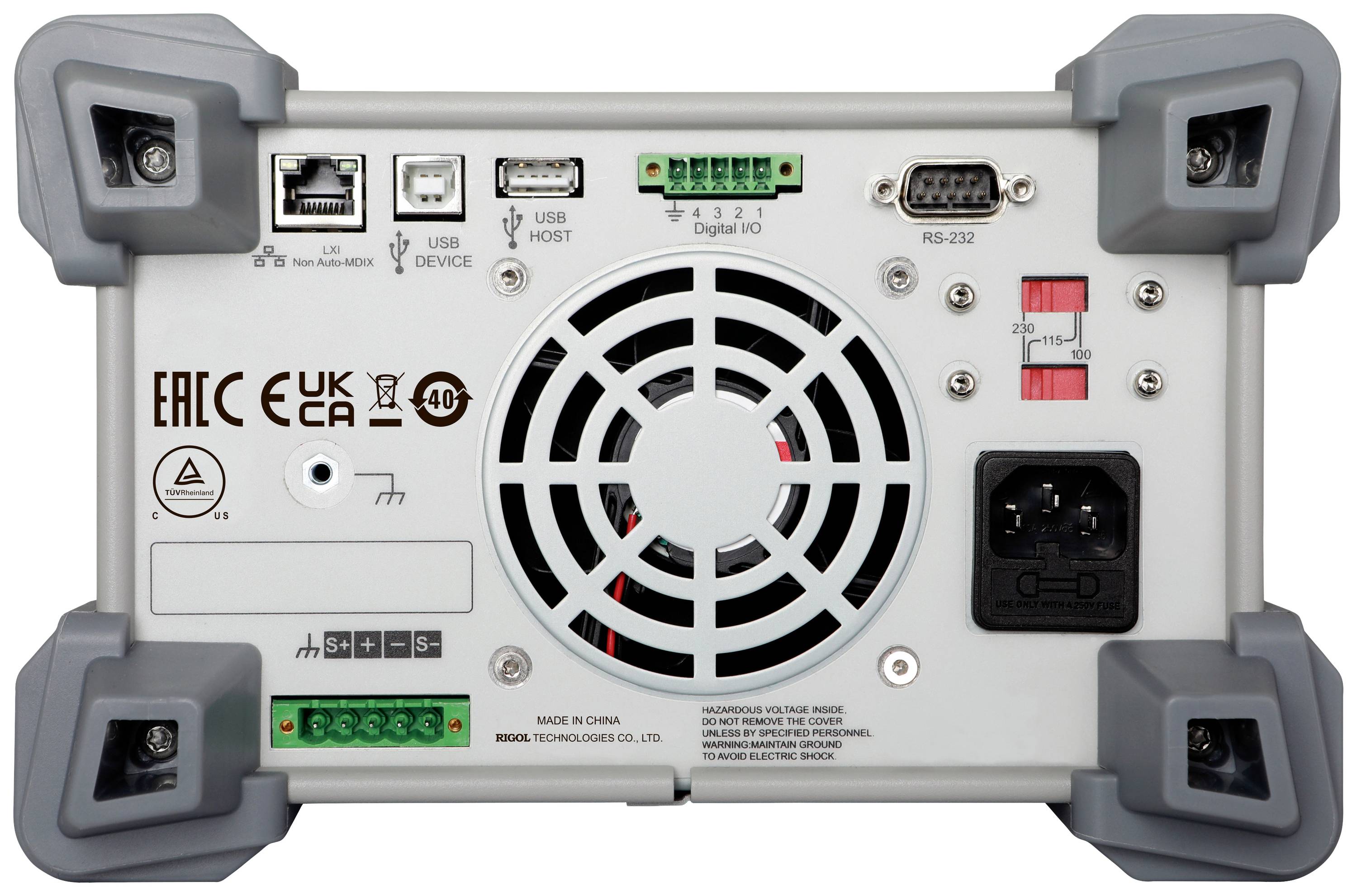 Tylna strona urządzenia elektrycznego z różnymi złączami, w tym LAN, USB, Digital I/O oraz RS-232. Widoczny jest wentylator i gniazdo zasilania.