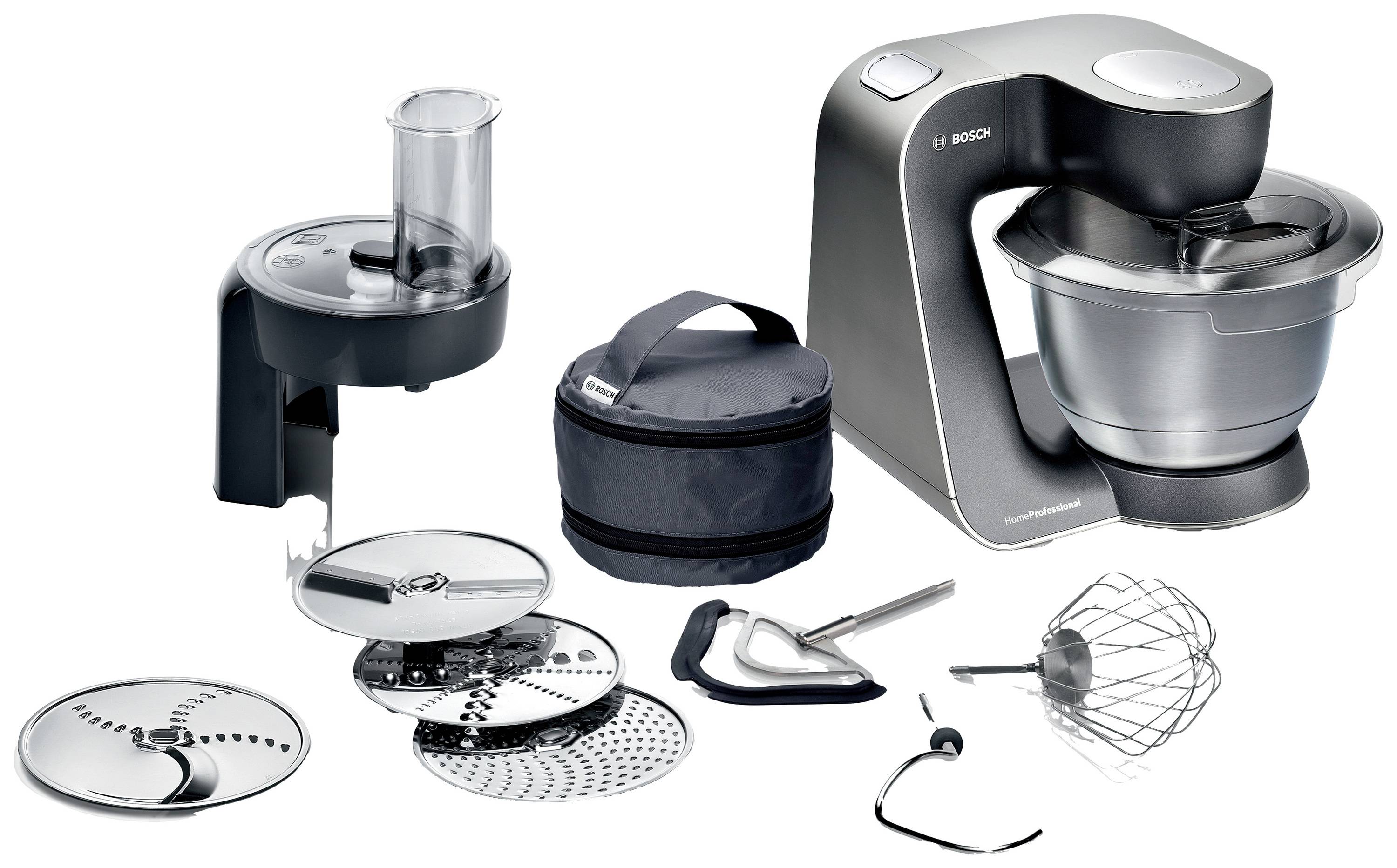 Robot kuchenny z akcesoriami, w tym trzepaczką, hakiem do ciasta i różnymi tarczami do krojenia, idealny do miksowania i rozdrabniania.