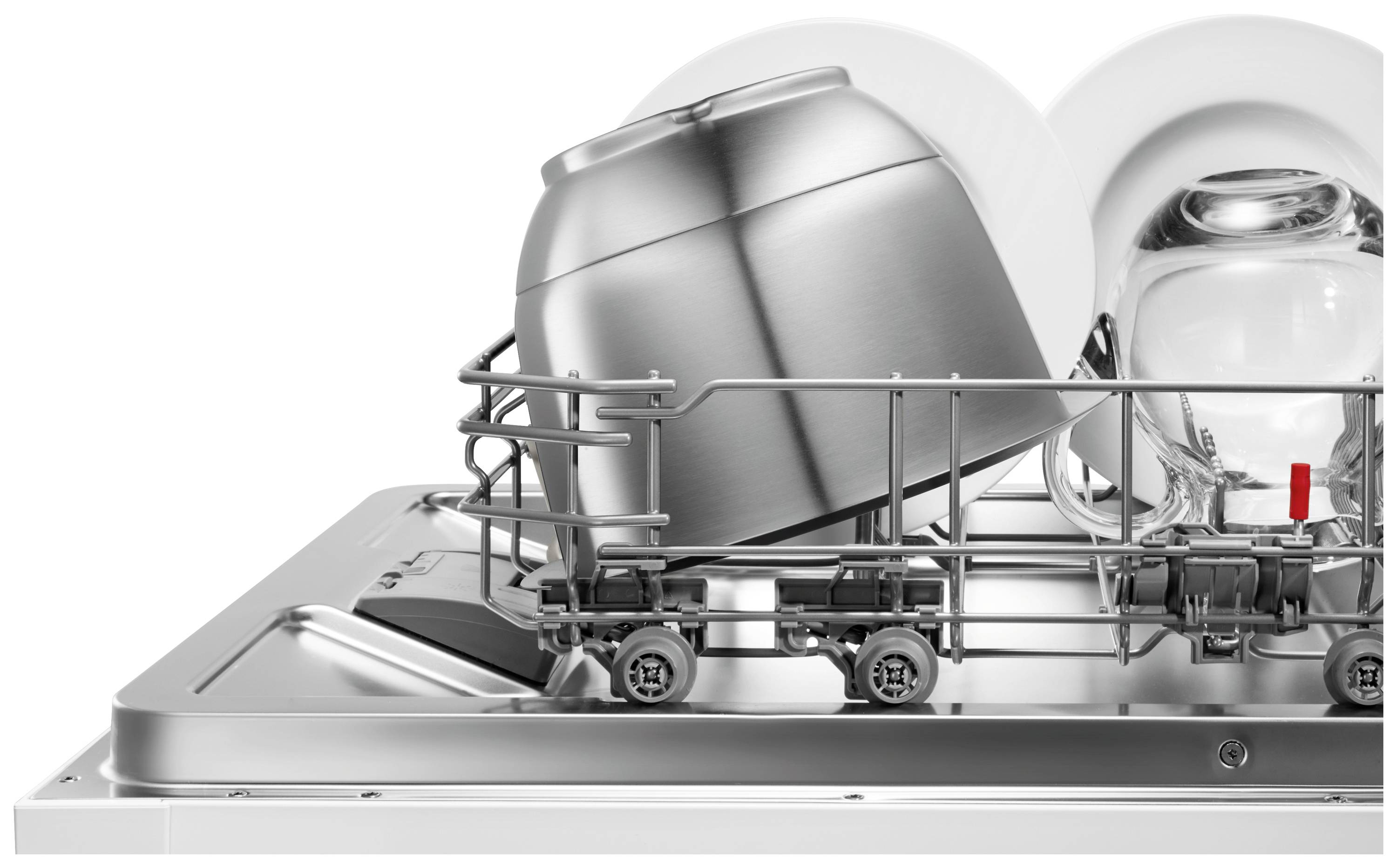 Srebrny koszyk na naczynia w zmywarce z kilkoma garnkami i szklankami. Czerwony element jest widoczny na koszyku.
