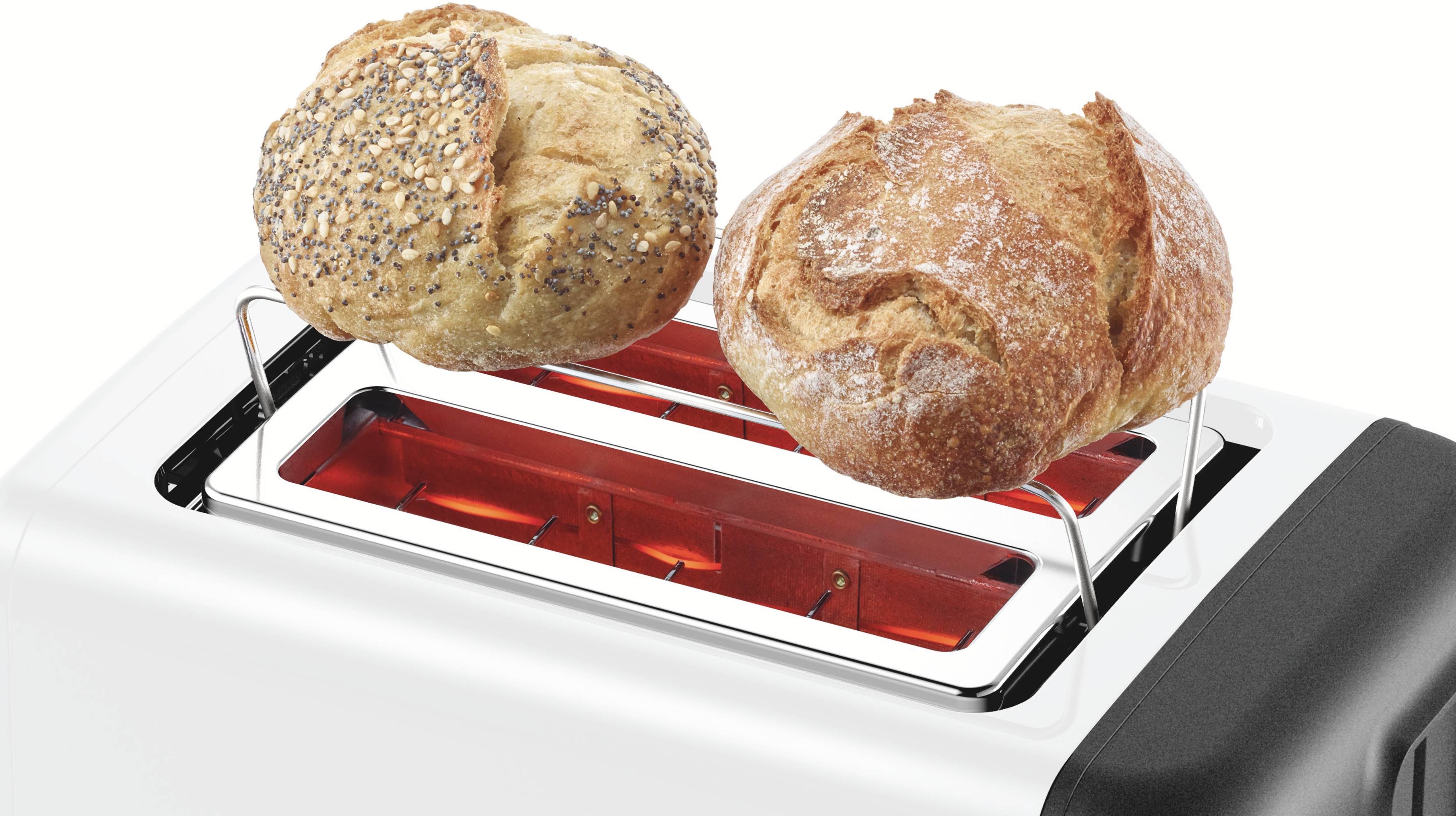 Dwie bułki są podgrzewane na wkładce do tostera. Toster jest biały z czarnymi elementami.