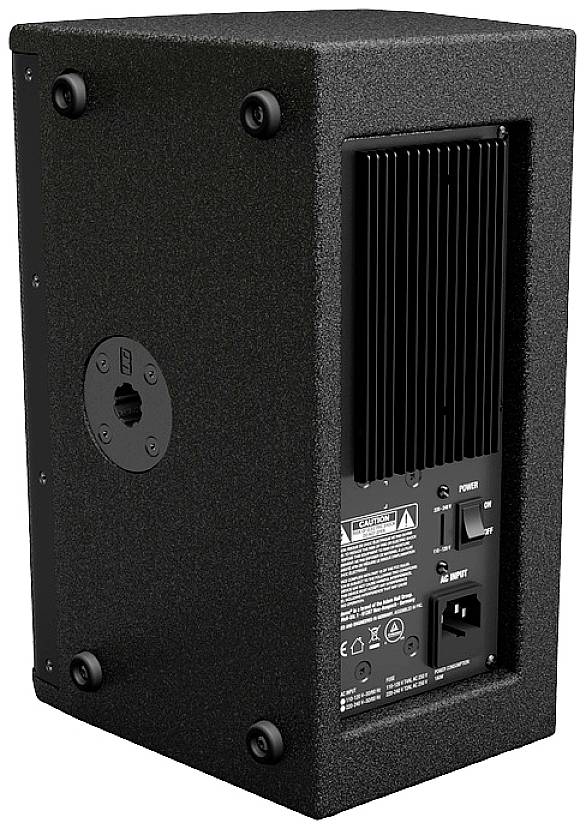 Czarny głośnik w pozycji pionowej z widocznymi złączami i elementami sterującymi z tyłu, w tym złączem XLR i włącznikiem sieciowym.