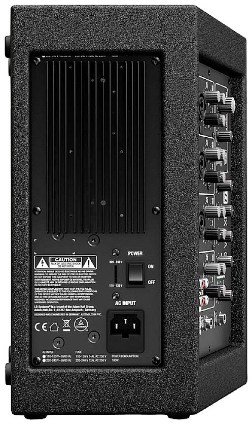 Tylna strona czarnego wzmacniacza z wieloma złączami, przełącznikami i kratką wentylacyjną. Etykiety wskazują na instrukcje bezpieczeństwa.