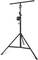 Czarny statyw z mechanizmem korbowym i wspornikiem w kształcie litery T, używany do podtrzymywania sprzętu oświetleniowego.