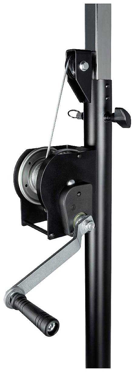 Czarna metalowa wciągarka z korbą ręczną zamocowana na pionowej rurze, przeznaczona do podnoszenia ciężkich ładunków.