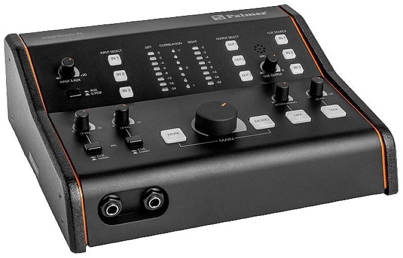 Czarny mikser audio z wieloma przyciskami i złączami. Widoczne oznaczenia regulatorów głośności i różnych wejść.