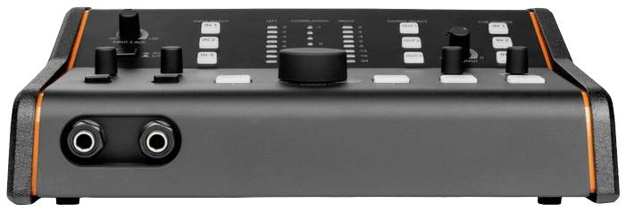 Szare interfejs audio z wieloma suwakami i przyciskami, z dwoma gniazdami jack z przodu.