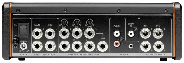 Urządzenie audio z wieloma wyjściami: dwa wyjścia liniowe niesymetryczne, trzy symetryczne wyjścia monitorowe, wejście pomocnicze, wejście SPDIF oraz wejścia symetryczne.
