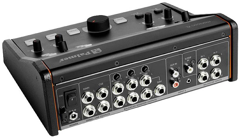 Konsoleta miksująca z wieloma pokrętłami regulacyjnymi i gniazdami przyłączeniowymi na przedniej płaszczyźnie. Posiada wejścia i wyjścia dla połączeń audio.