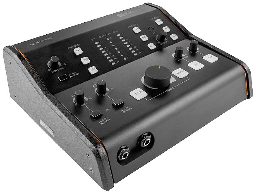 Czarny interfejs audio z wieloma przyciskami i suwakami, w tym dużym pokrętłem. Złącza na przedniej ściance.