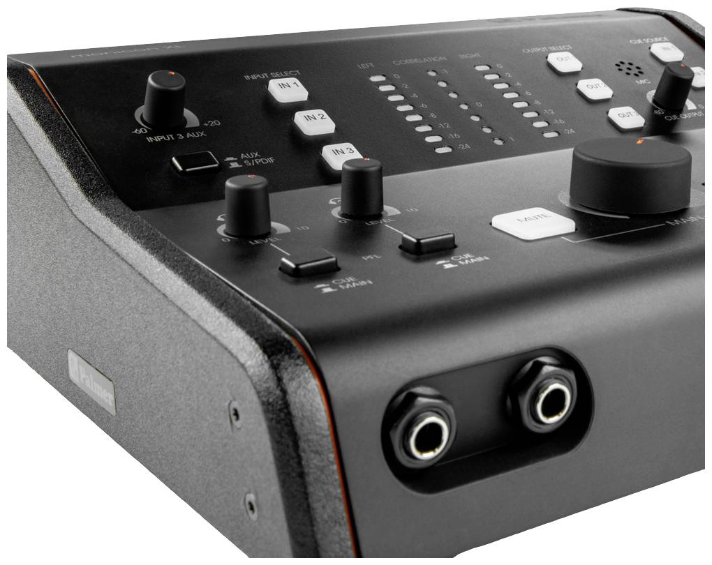 Konsoleta audio z wieloma pokrętłami, przyciskami i złączami. Przyjazny interfejs użytkownika do precyzyjnego sterowania dźwiękiem.