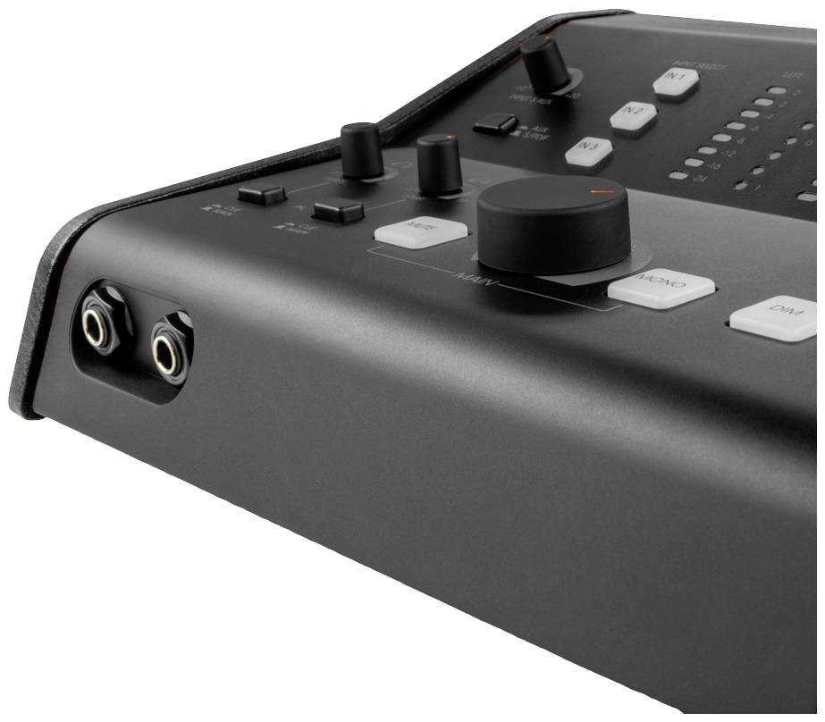 Czarna konsola audio z wieloma suwakami, przyciskami i pokrętłami. Złącza są widoczne po bokach.