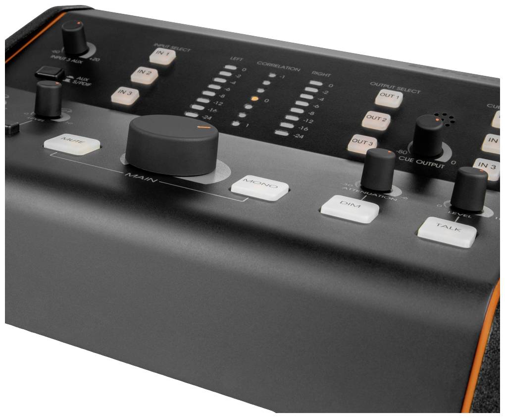 Czarna konsola miksująca audio z wieloma suwakami, pokrętłami i przyciskami na powierzchni. Służy do sterowania dźwiękiem.
