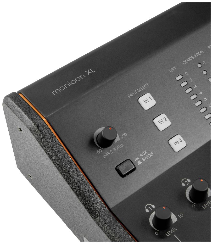 Interfejs audio Monicon XL z przyciskami i regulatorami wejściowymi. Główny kolor: czarny, z białym tekstem i pomarańczowymi akcentami.