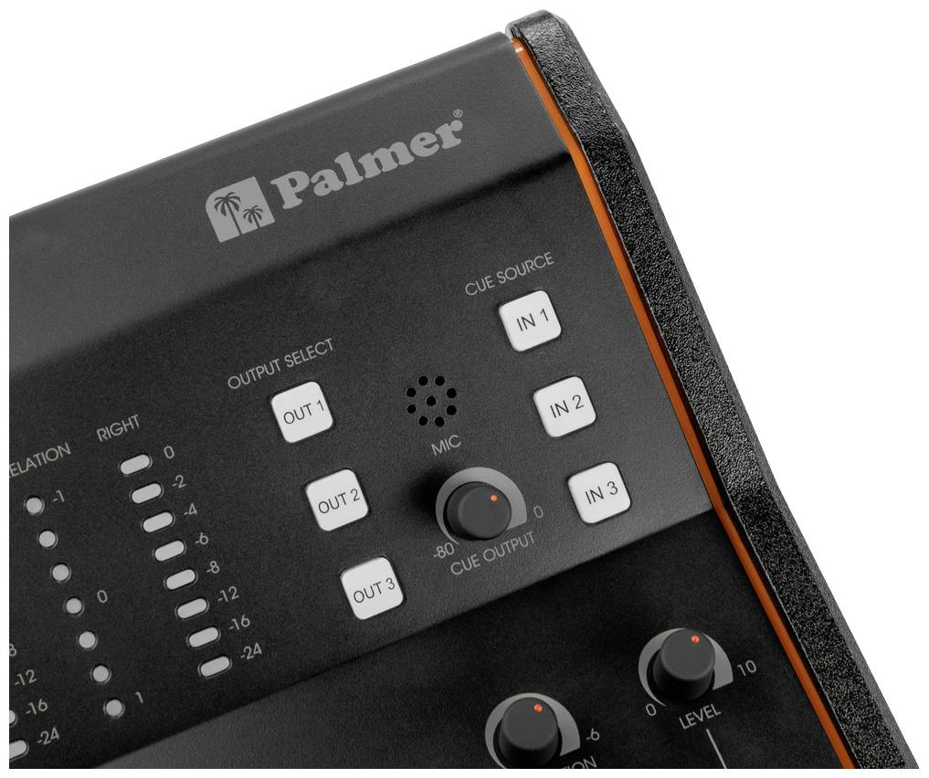 Czarna konsoleta mikserska z szarymi przyciskami i pomarańczowymi akcentami. Oznaczona logo 'Palmer', prezentuje opcje wejść i wyjść dźwiękowych.