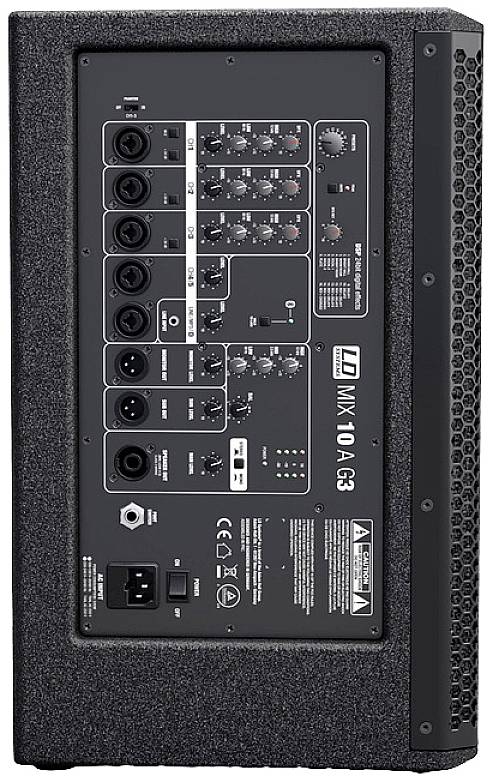 Tylna strona głośnika z wieloma wejściami audio i regulatorami. Elementy sterujące do kontroli głośności i ustawień dźwięku.