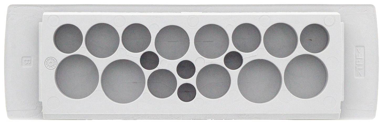 Biała płyta z tworzywa sztucznego z okrągłymi otworami o różnych rozmiarach. Służy jako szablon do wiercenia lub mocowanie.