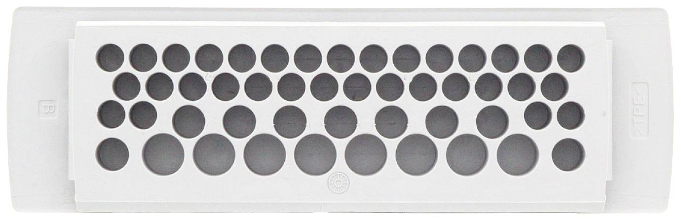 Białą kratkę wentylacyjną z okrągłymi otworami ułożonymi w kilku rzędach, zamontowaną na białej ścianie.