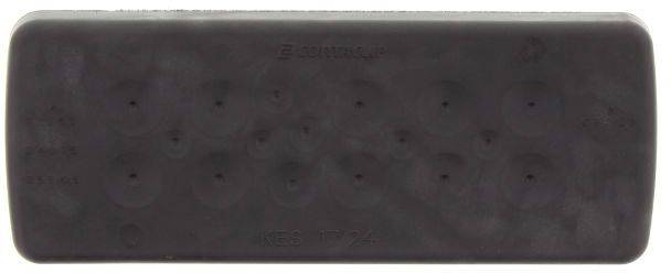 Czarny, prostokątny gumka do mazania z zaokrąglonymi rogami, na powierzchni widoczne ślady zużycia.