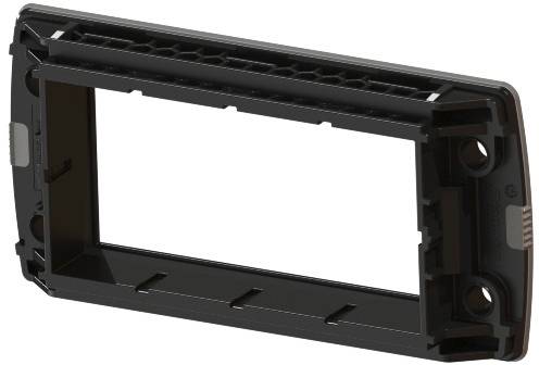 Czarny plastikowy ramka z prostokątnym otworem, stosowana w urządzeniach elektronicznych, pokazuje uchwyty i gniazda po bokach.