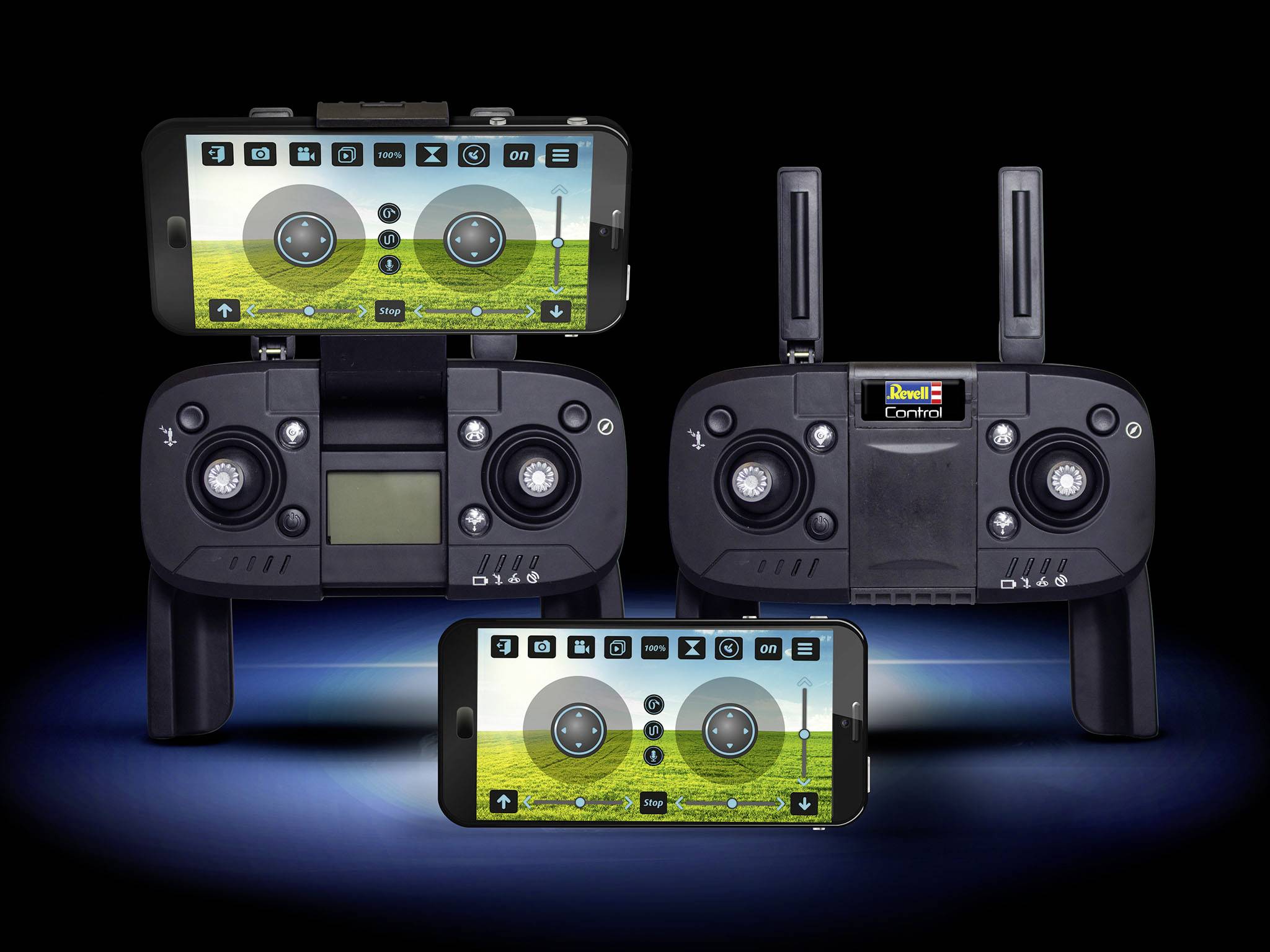 Trzy piloty ze smartphone zamocowanym na każdym z nich. Ekrany wyświetlają zieloną krajobraz oraz ikony sterowania.