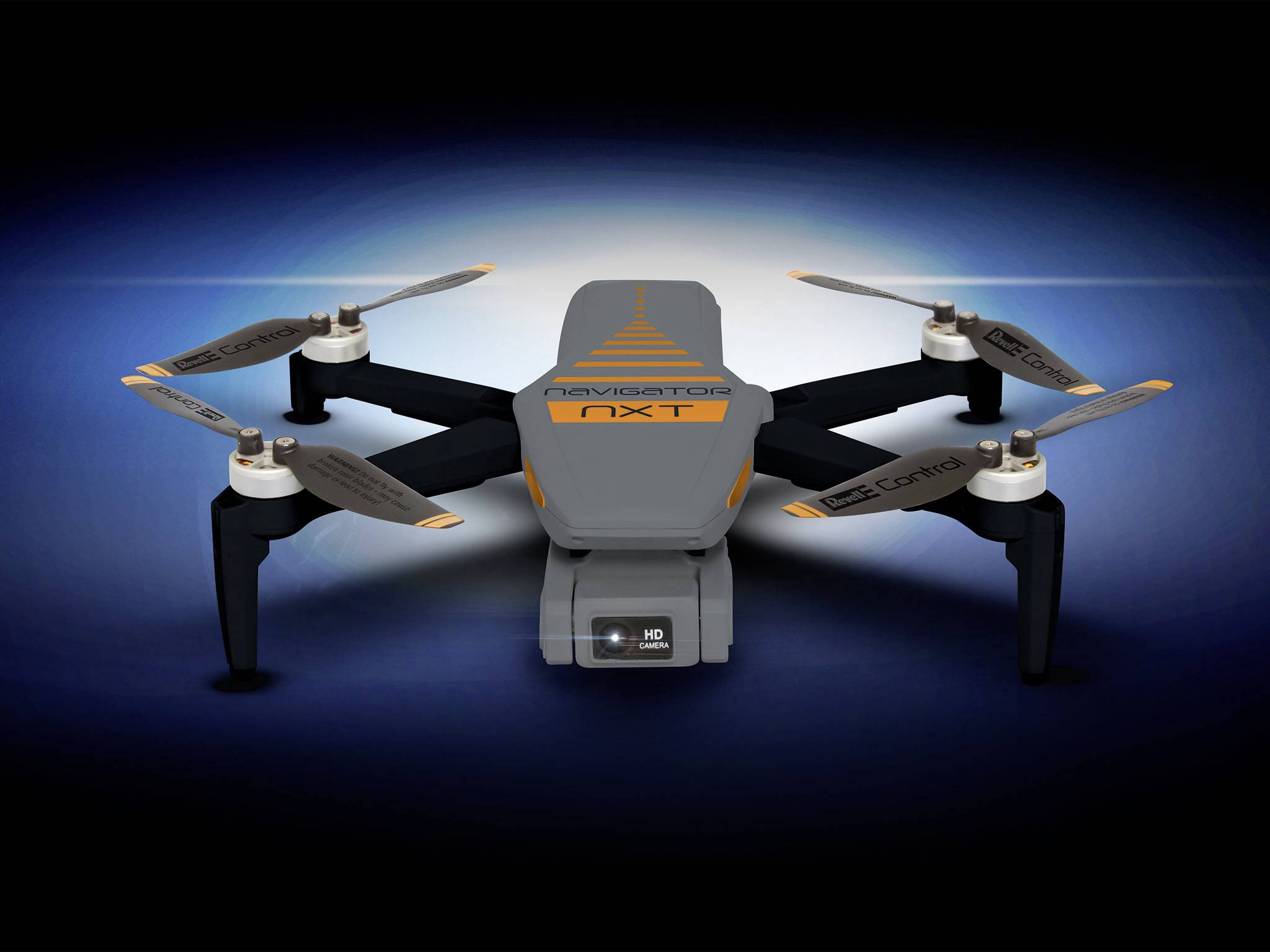 Średniej wielkości dron z czterema wirnikami unosi się przed lekko podświetlonym, niebieskim tłem. Na jego powierzchni widać logo 'navigator nxt'.
