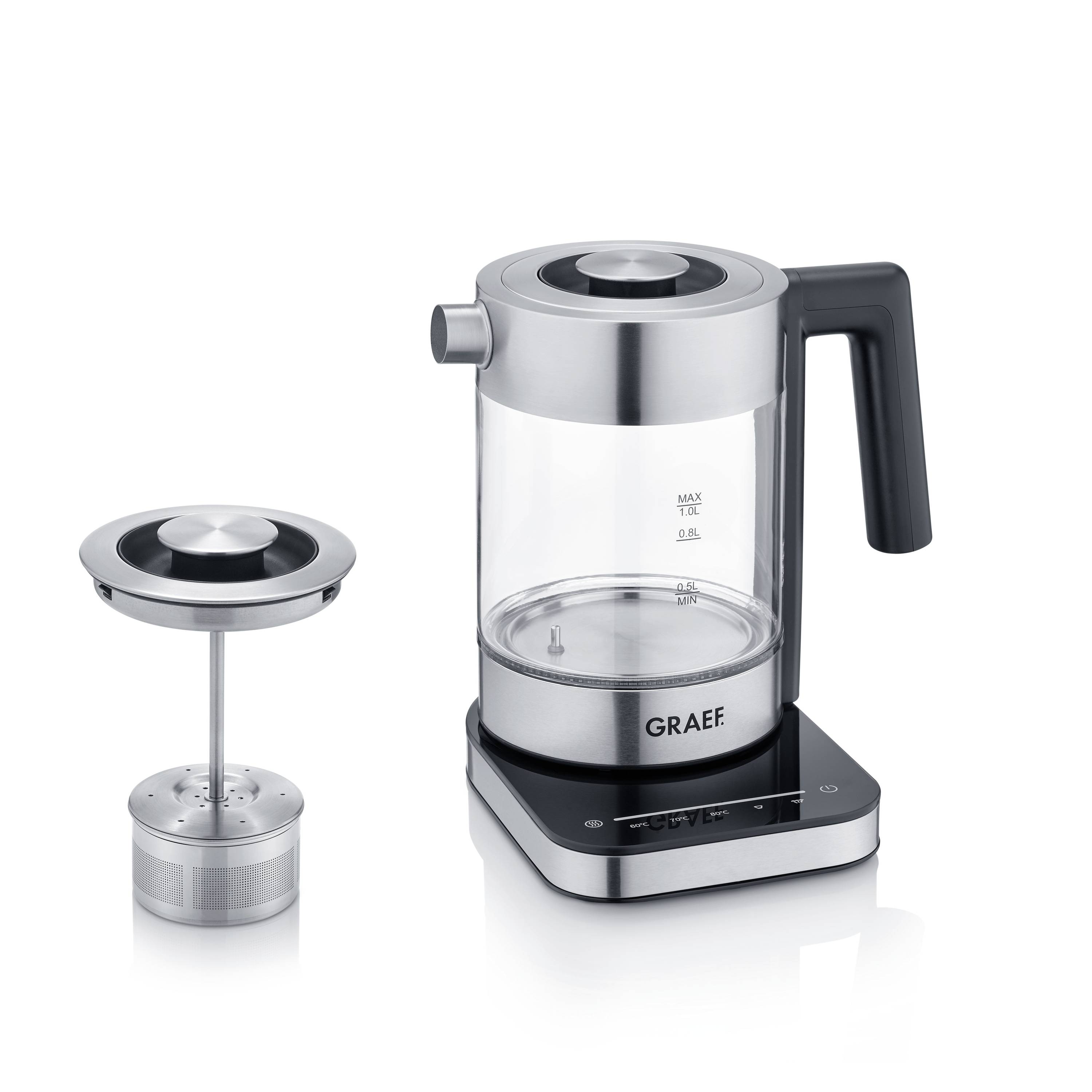 Elektryczny czajnik ze stali nierdzewnej z przezroczystym pojemnikiem, obok wyjmowane sitko do herbaty. Nazwa marki 'GRAEF' u podstawy.