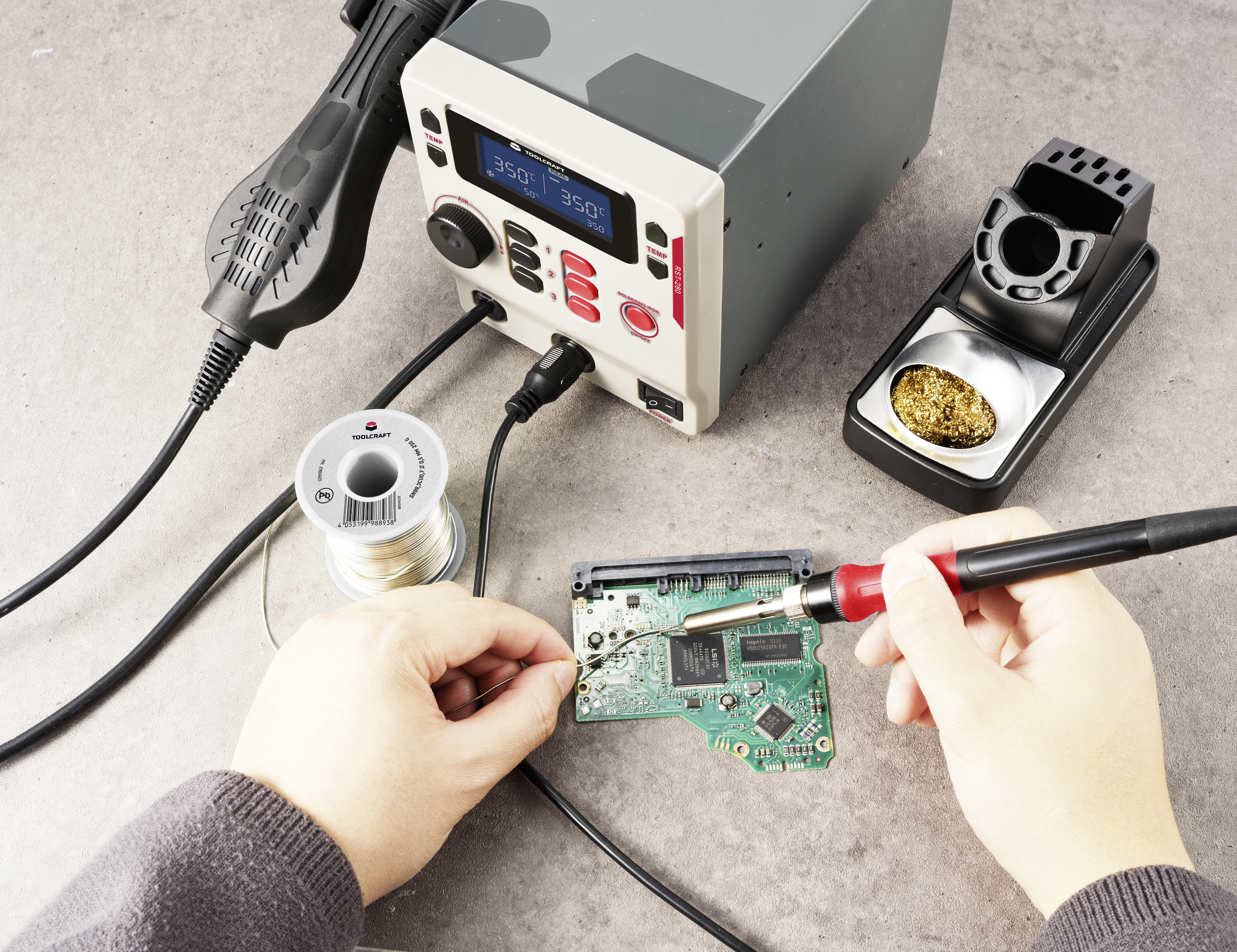 Osoba lutuje lutownicą na zielonej płytce drukowanej. Na stole leży cyna lutownicza i stacja lutownicza.