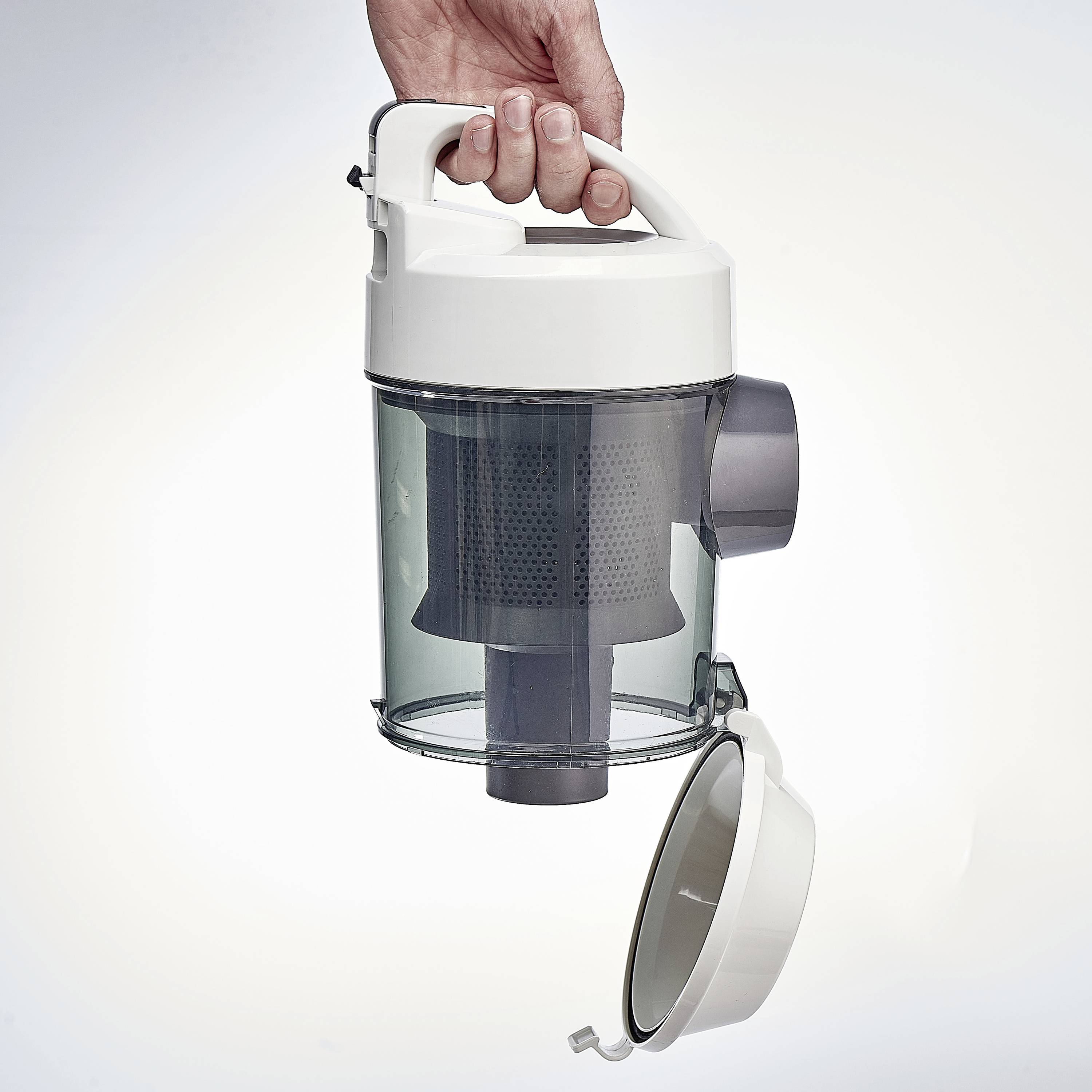 Ręka trzyma pojemnik odkurzacza na białym tle; pokrywa jest otwarta, ukazując widoczny wewnętrzny filtr.