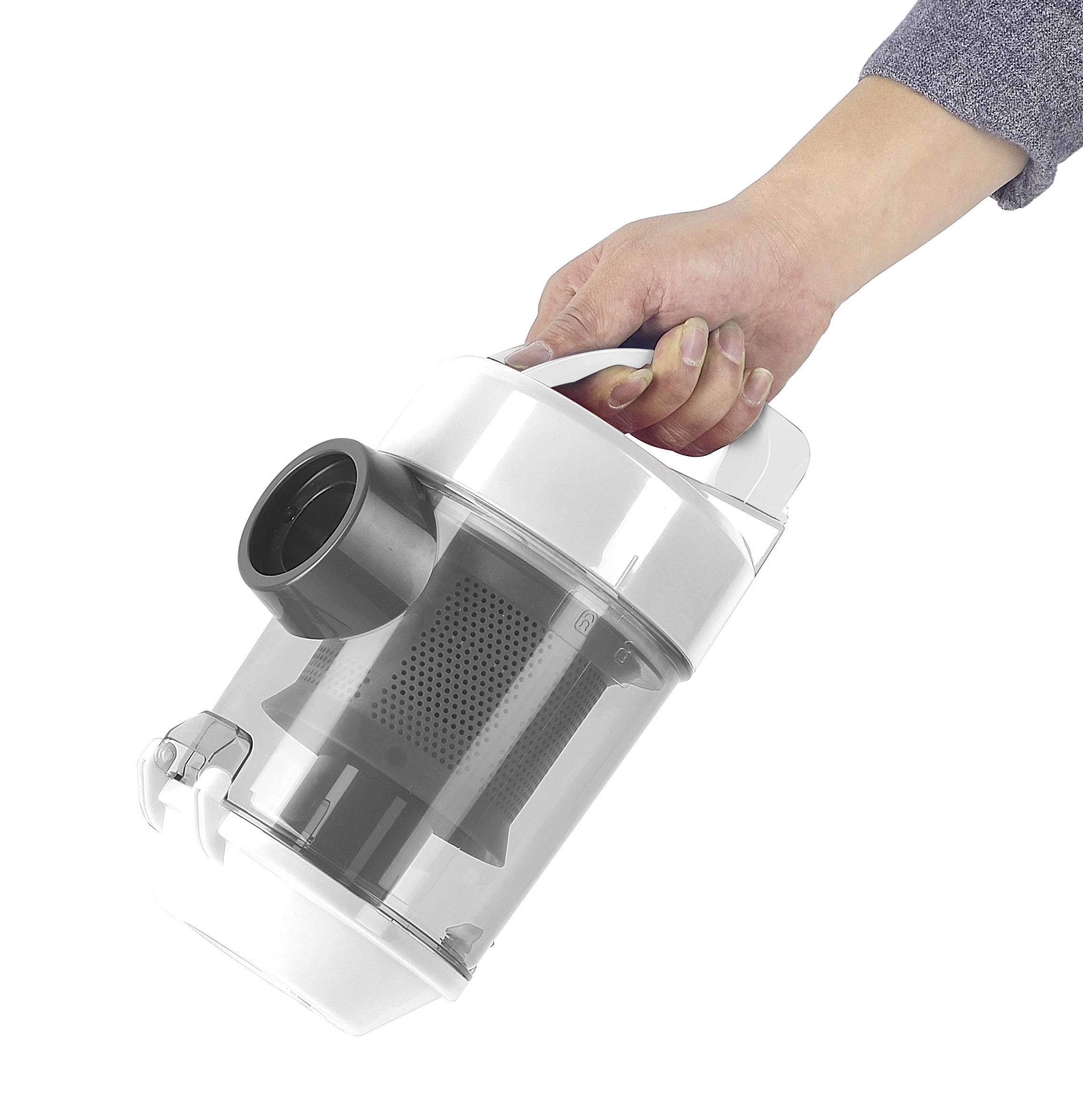 Dłoń trzyma przezroczysty pojemnik na kurz odkurzacza z czarnym filtrem, odpowiedni do zilustrowania procesu obsługi podczas sprzątania.