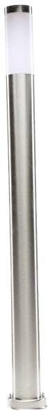Srebrna, cylindryczna lampa stojąca z białym górnym segmentem, odpowiednia do użytku na zewnątrz.