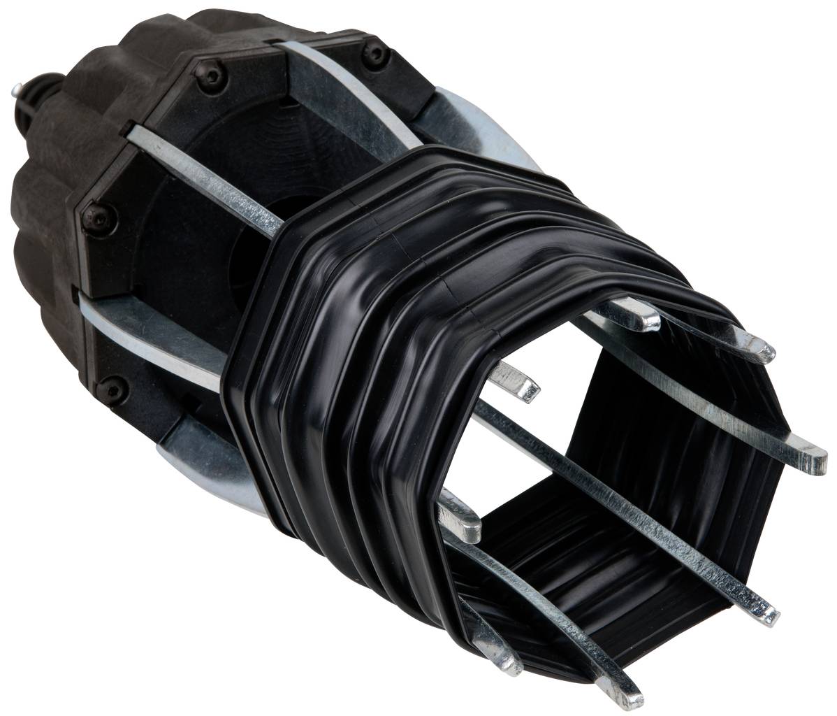 Czarny, cylindryczny ochronny dławik kablowy, wytrzymały i odporny, z wzmocnieniami metalowymi do zastosowań elektrycznych.