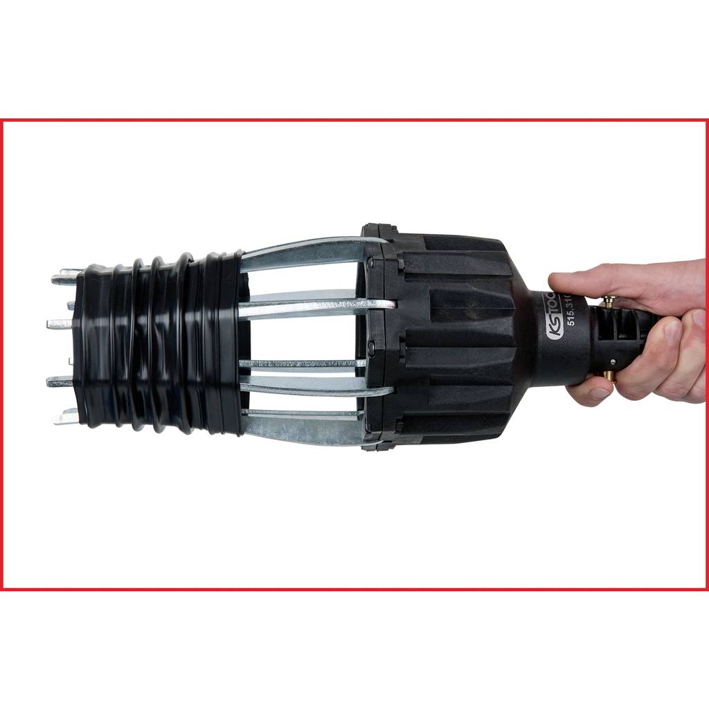 Osoba trzymająca czarny, cylindryczny narzędzie mechaniczne z metalowymi prętami i rowkowaną gumową sekcją, używane do zaciskania lub mocowania.