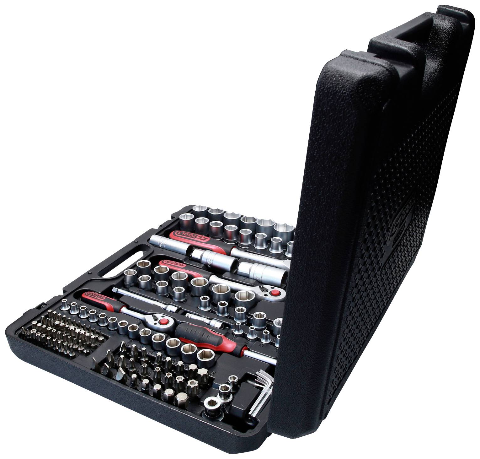 Otwarty kufer z narzędziami zawierający różne klucze, nasadki i końcówki.