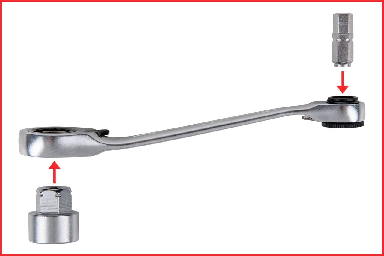 Na ilustracji przedstawiono klucz z grzechotką pośrodku oraz dwie wymienne nasadki, oznaczone strzałkami.