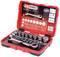 Czerwony zestaw narzędziowy z grzechotką, różnymi nakrętkami i bitami, ułożony w otwartej walizce.