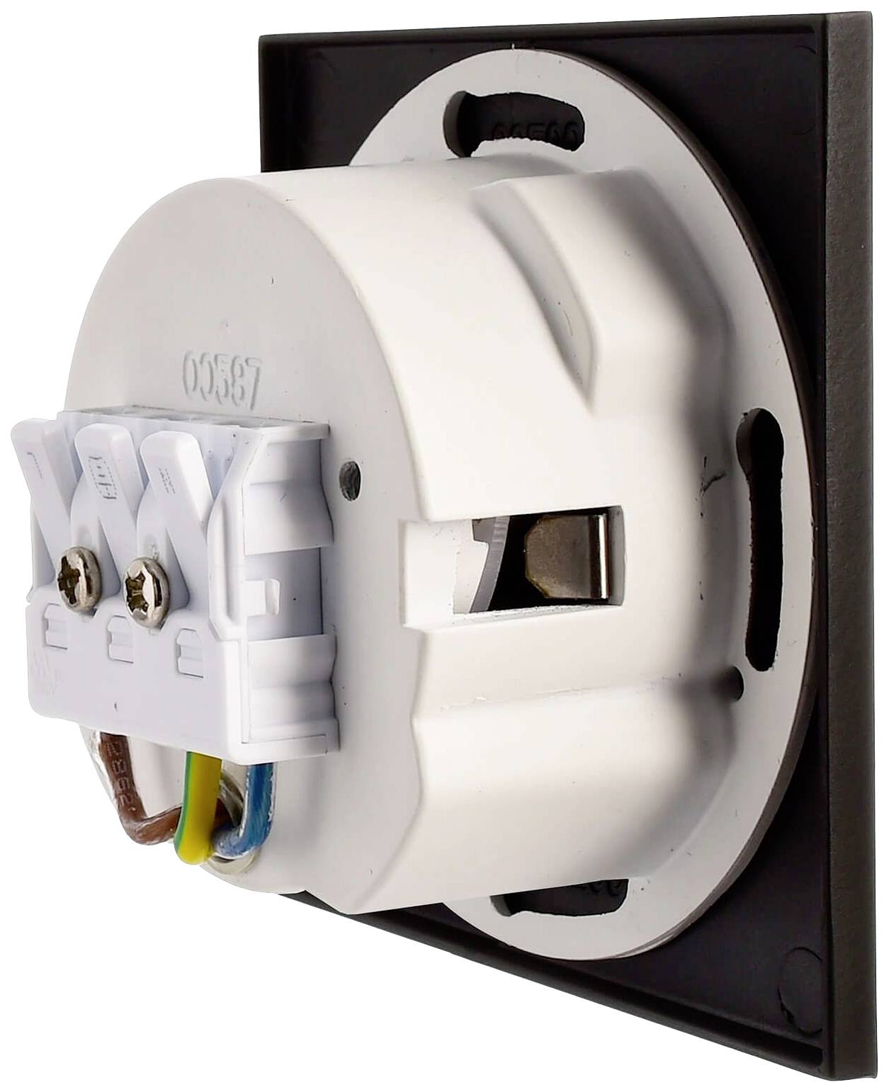 Elektryczne podłączenie białego gniazda wtyczkowego. Widoczne są cztery przewody: brązowy, niebieski, żółto-zielony oraz obudowa metalowa, która otacza tylną część gniazda.