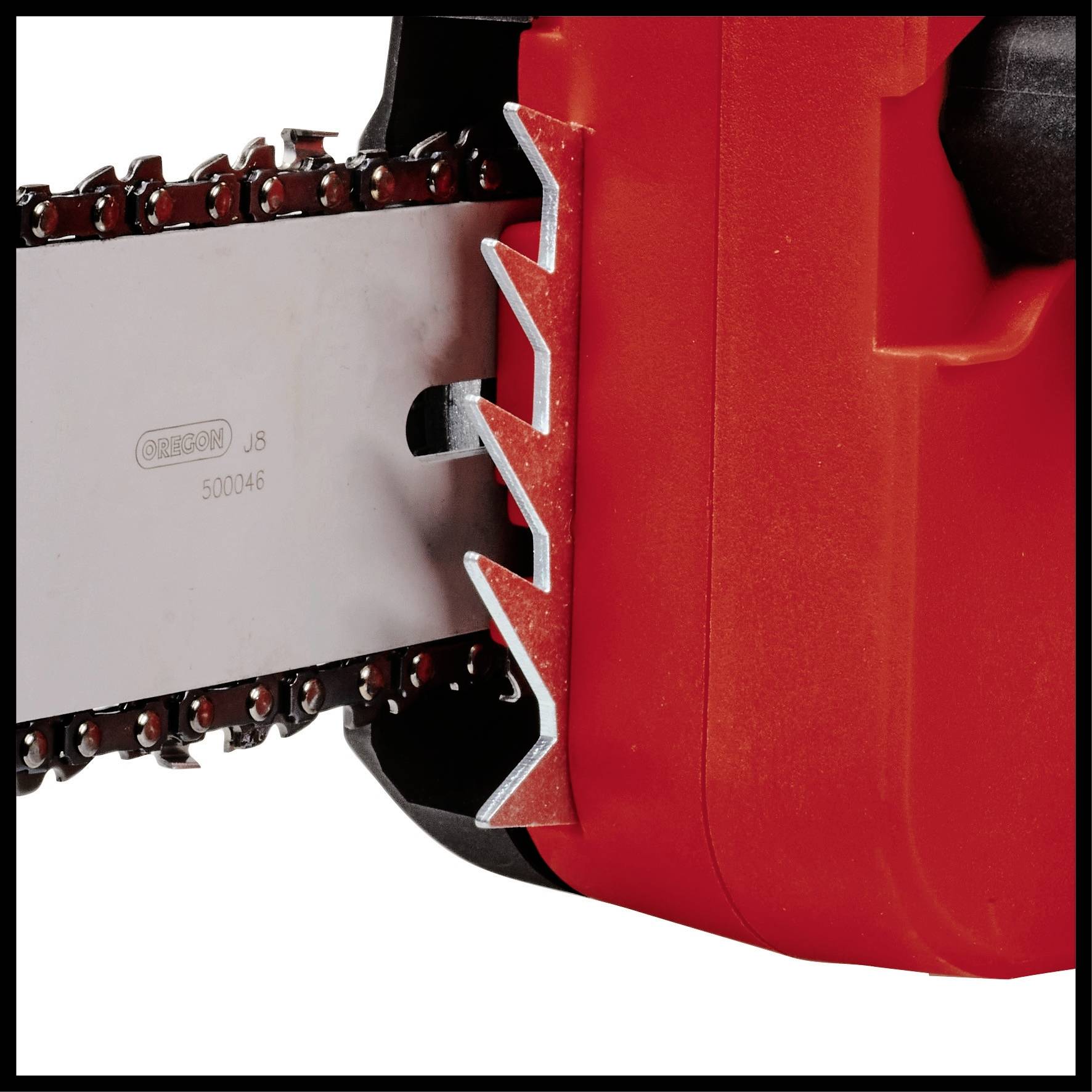 Zbliżenie piły łańcuchowej z srebrnym łańcuchem i pomarańczową obudową.