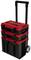 Mobilny wózek warsztatowy z trzema możliwymi do sztaplowania, czerwonymi i czarnymi pojemnikami transportowymi na kółkach, idealny do przewożenia narzędzi.