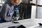 Pracownik w odzieży roboczej obrabia blachę elektronarzędziem w warsztacie.
